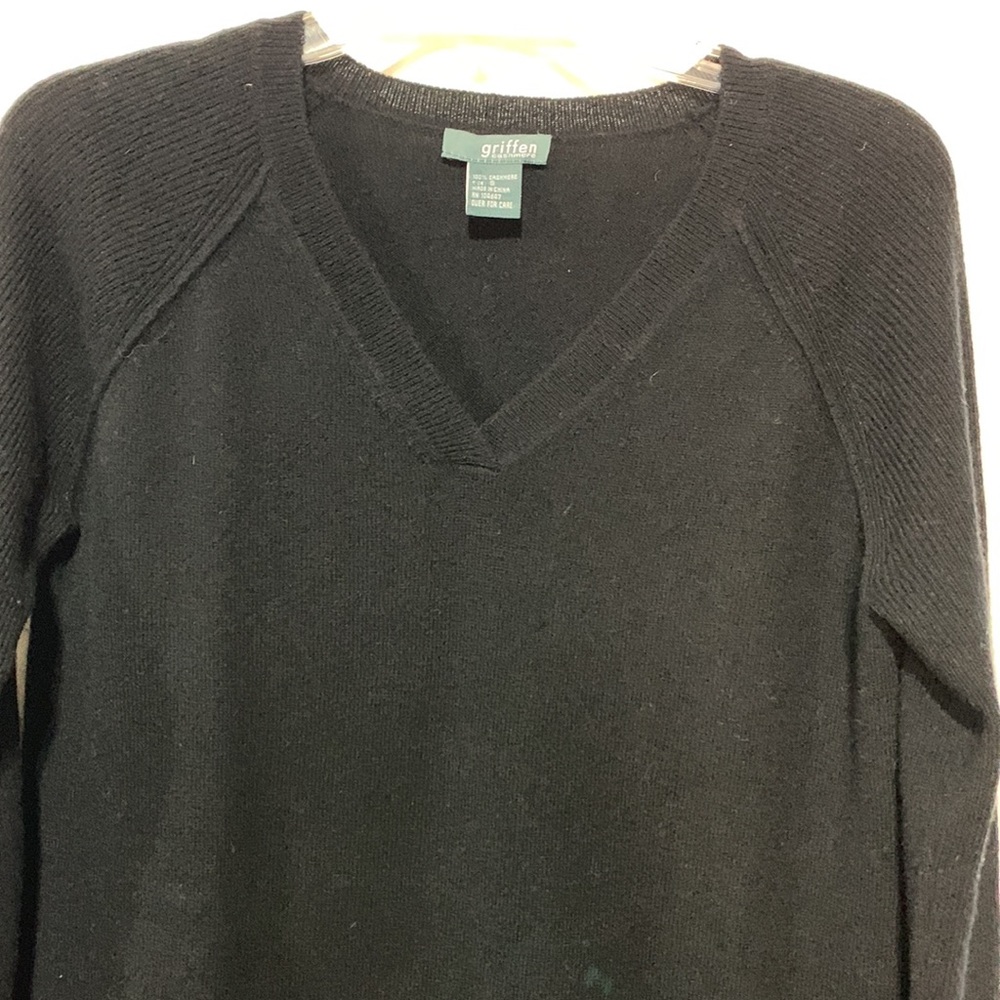 GRIFFEN cashmere sweater Vneck raglan ribbed long sleeves curved hi-lo hemline S